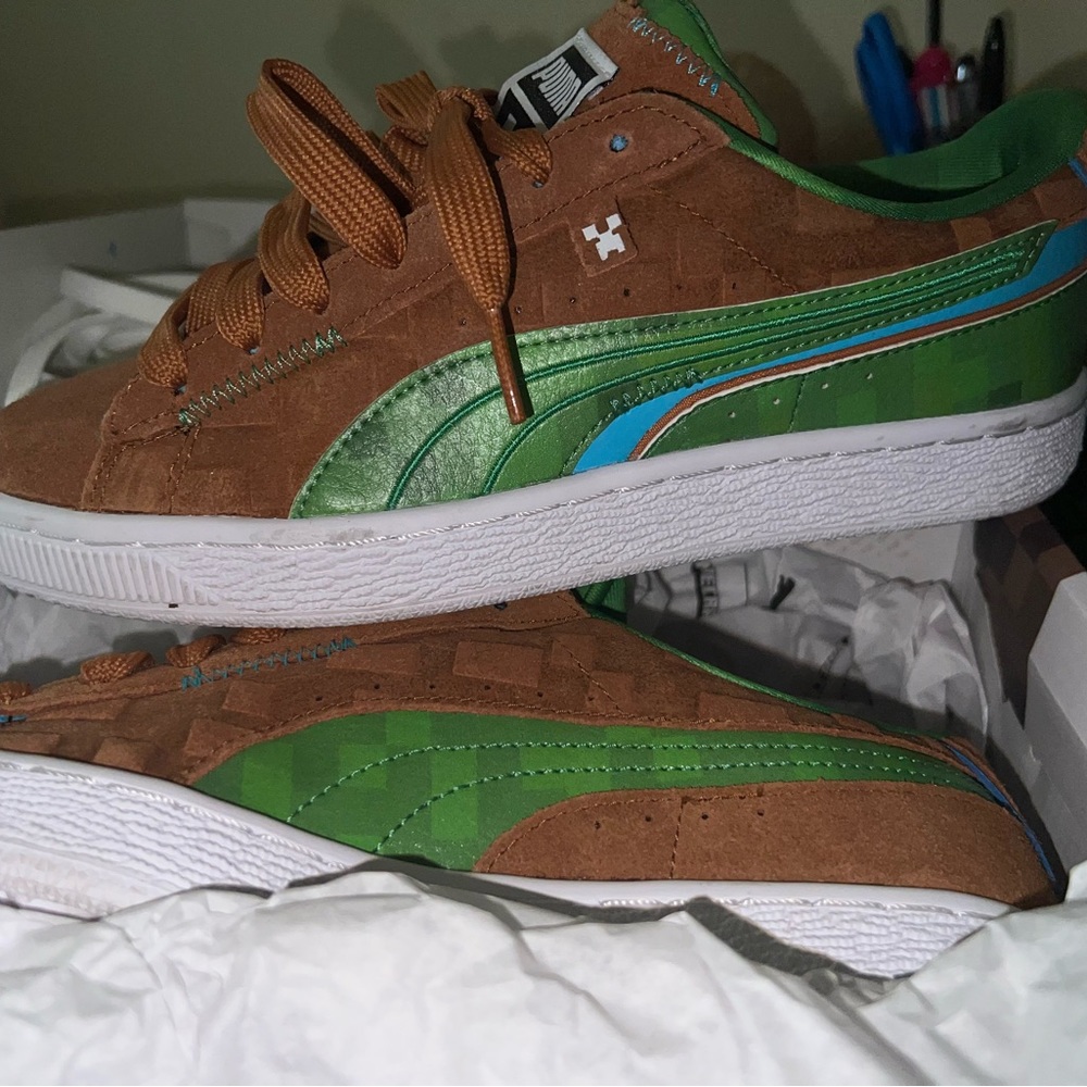 JUNIOR 5C SUEDE MINECRAFT PUMAS ONLY WORN ONCE BOX INCLUDED